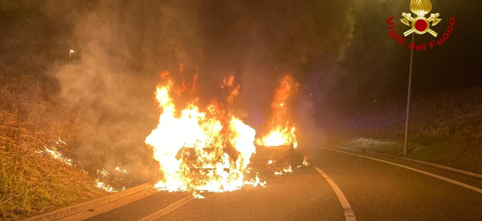 Terribile frontale tra due Mercedes nella notte: entrambi i mezzi distrutti dalle fiamme dopo lo schianto